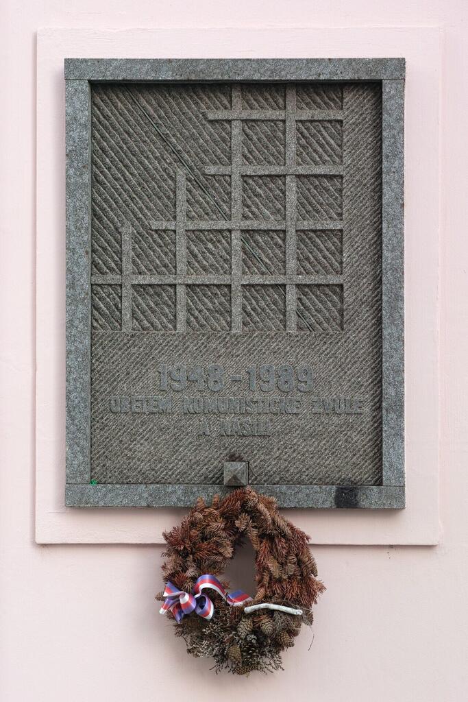 Pamětní deska obětem komunismu na budově věznice České Budějovice