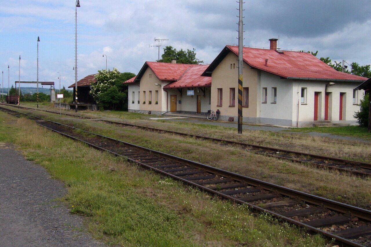 Nádraží Lubenec - nejbližší železniční stanice k věznici Drahonice