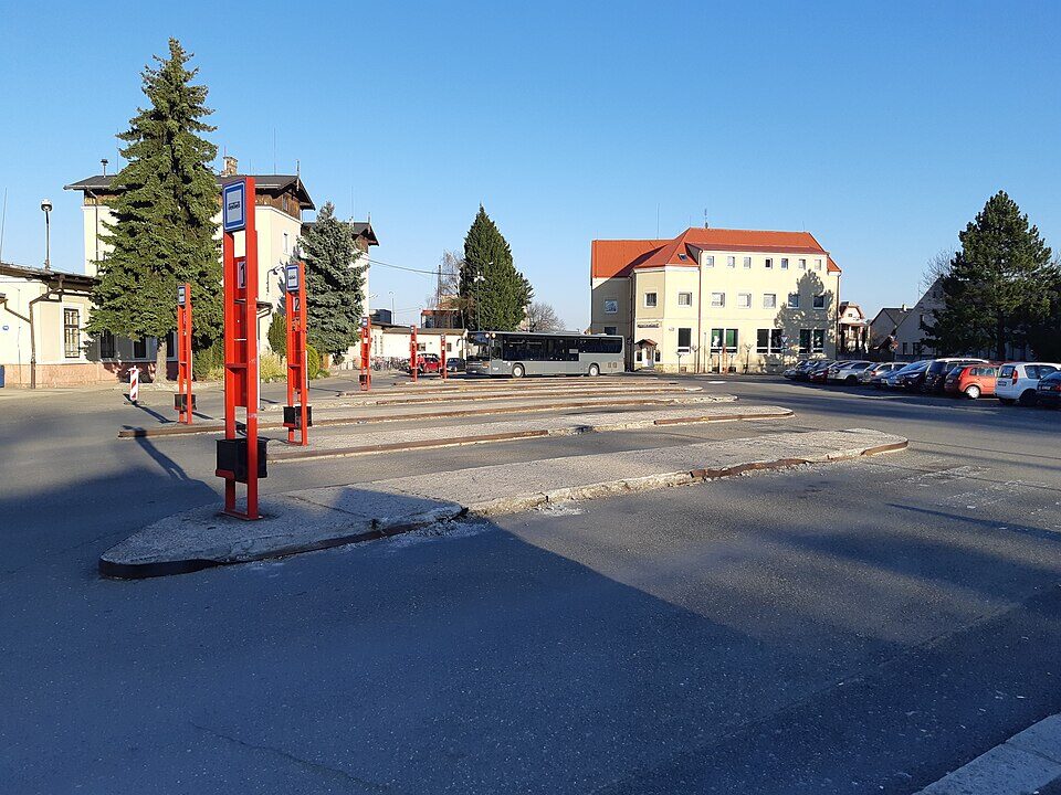 Hlavní nádraží Nymburk – přestupní stanice pro návštěvy Věznice Jiřice