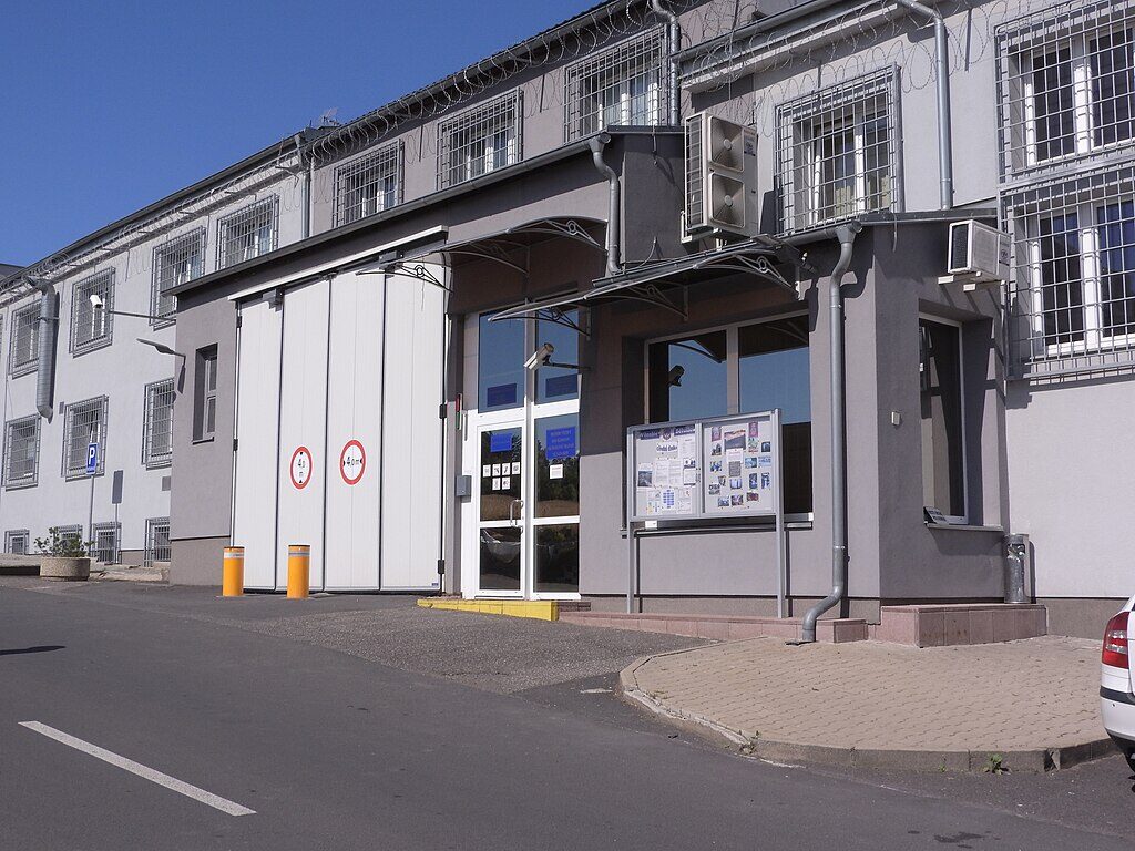 Věznice Bělušice — vstup do areálu