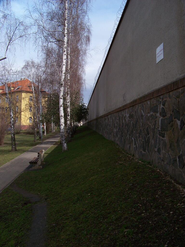Severozápadní zeď Vazební věznice Praha-Pankrác